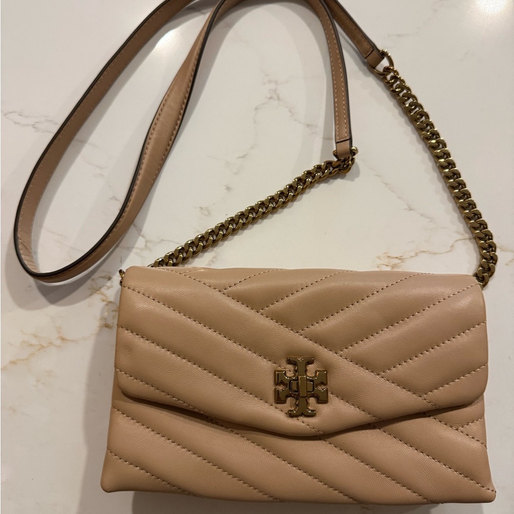 Tory Burch Kira Chevron leather chain wallet in the color Devon Sand